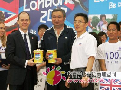圣元市场总监郑国强向英国驻华大使赠送荷兰乳牛奶粉
