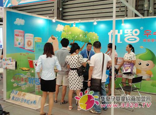 上海国际婴童展上来往人群纷纷咨询优智有关介绍