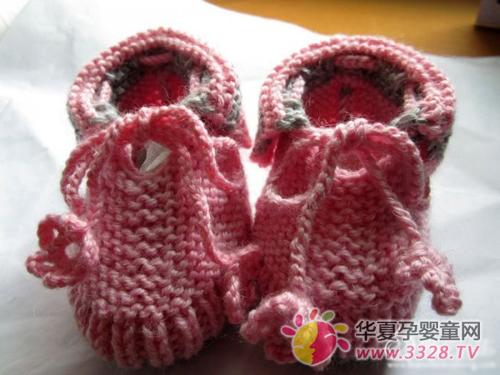 编织好的宝宝鞋哦!