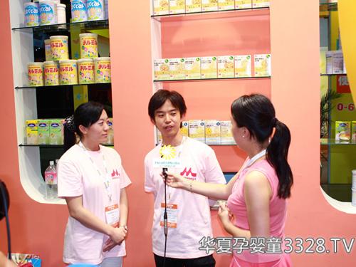 上海伊威和日本森永的联合参展引来了媒体的采访
